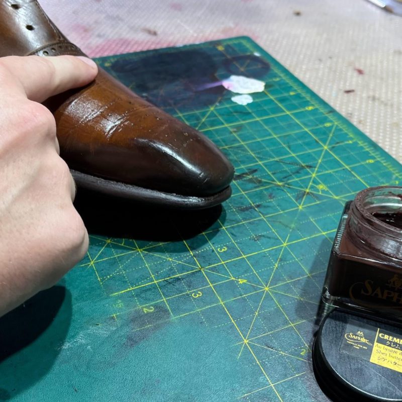 Re-colouring the toecap of a brown oxford with pigmented Saphir cream polish to restore worn leather